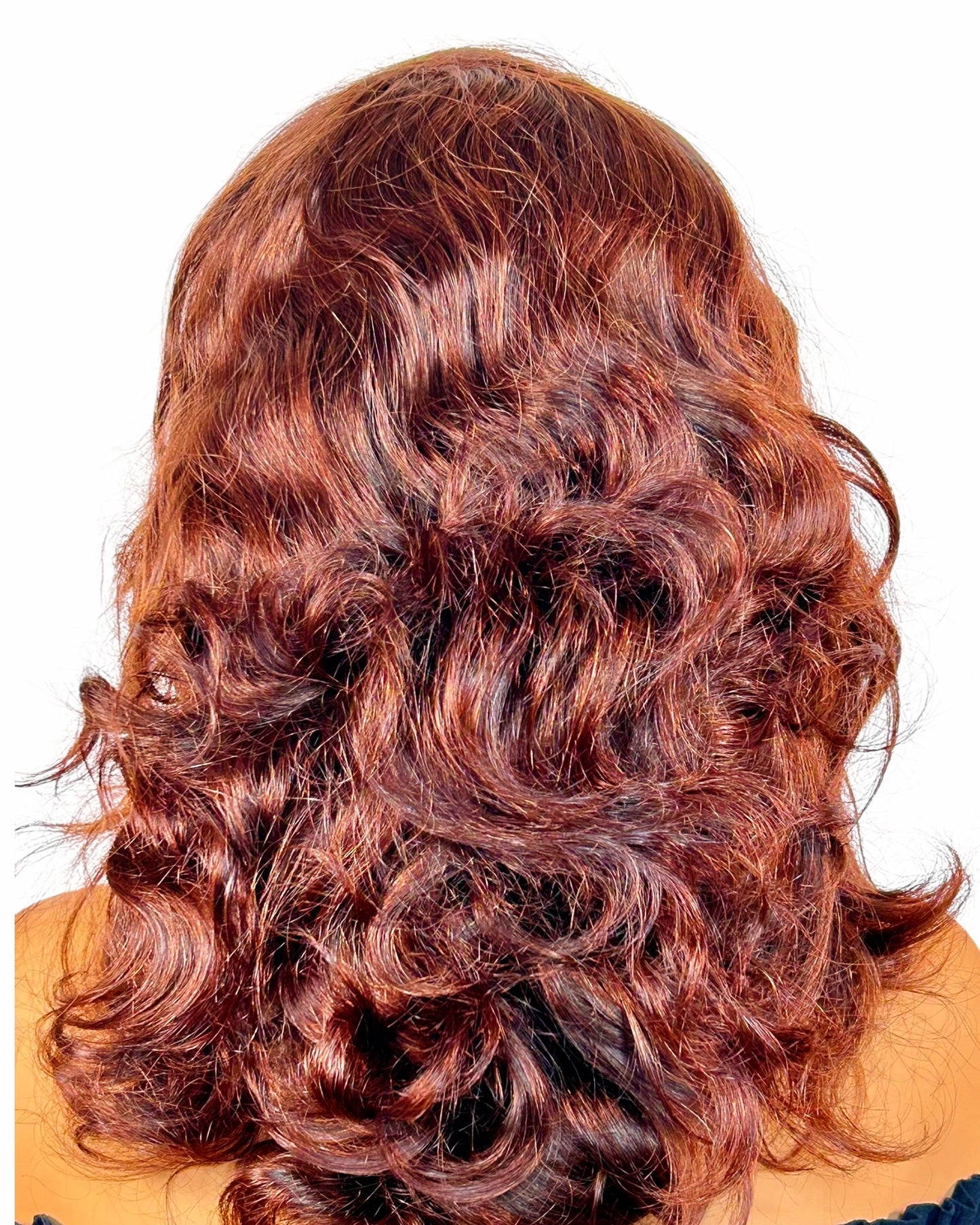 Perruque Wavy Cuivrée – Cheveux vierges, éclat intense & douceur naturelle